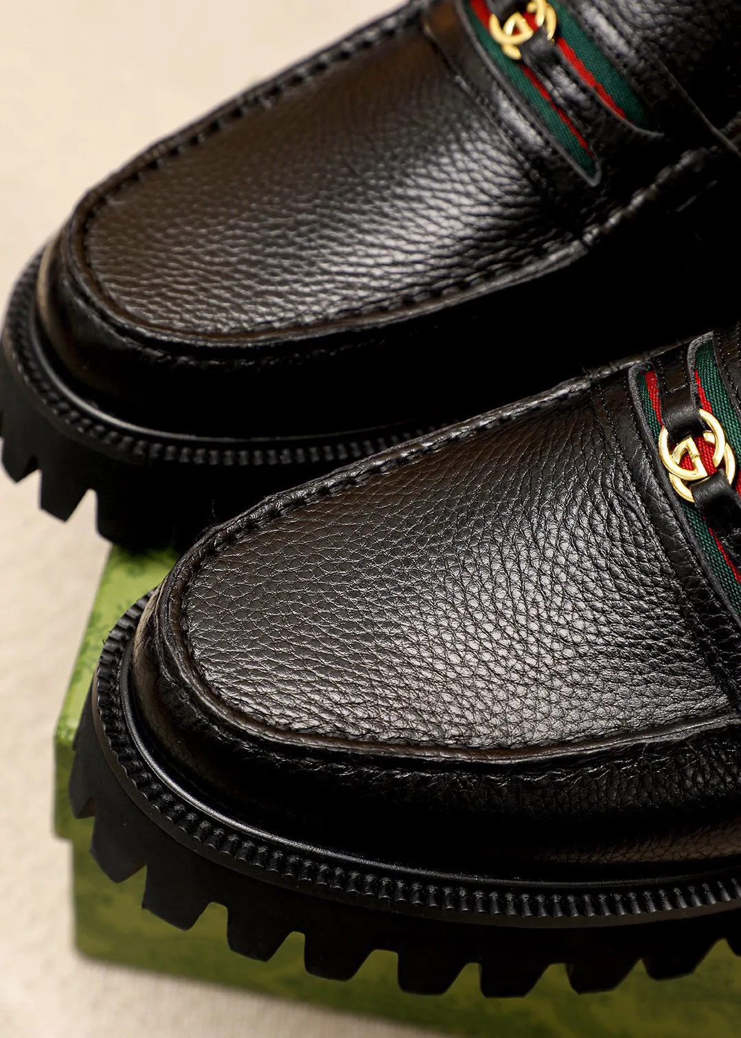 Men's shoes 💰580 💐 Product trademark: GUCCI "Gucci" casual leather shoes Regular size: 38-44 (45.46🉑️customized) Product materials: Selected imported first-layer pebbled cowhide leather upper + luxury hardware buckle, imported water-dyed cowhide leather lining. Strong three-dimensional visual effect, original foam outsole Color: 1⃣️color available